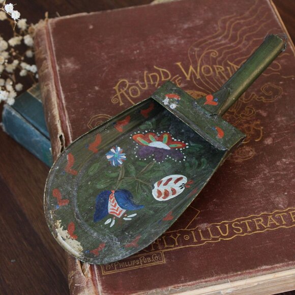 Vintage Painted Metal Scoop, Green with Hand Painted Folk Art, Flour or Grain - Picture 1 of 10